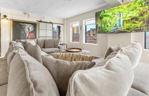 Wholesale District Apartment | 6 BR Condo in the Heart of Indy - 3 blocks to ICC
