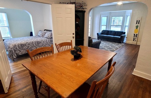 University Heights House | 6 BR House next to Sorority Row/ Shands Hospital/ UF Campus- Perfect for Groups