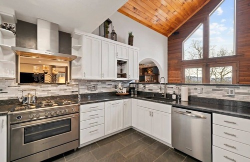 Fairview House | 6 Br Sleeps 16 - Game Room - Hot Tub - Firepit
