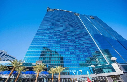 Las Vegas Resort | #6 Hilton Elara Las Vegas : Mid-Strip, Close to Bellagio fountains