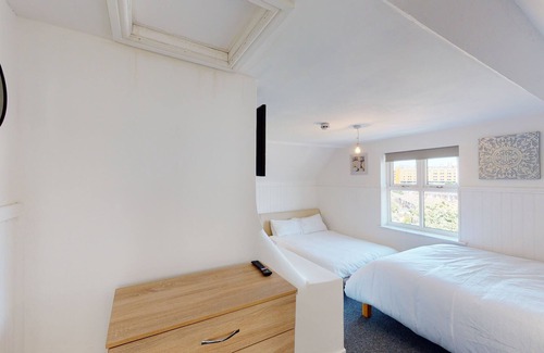 Smethwick House | 6 large ensuite rooms 9 beds Birmingham