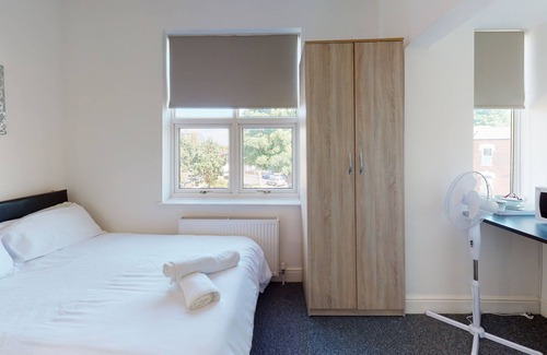 Smethwick House | 6 large ensuite rooms 9 beds Birmingham