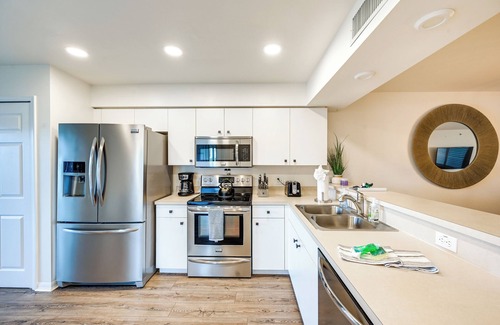 Naples Condo | 6 Mi to Beach: Naples Condo w/Pool & Hot Tub