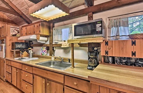 Linville Cottage | 6 Mi to Grandfather Mountain Park: Cottage w/Deck