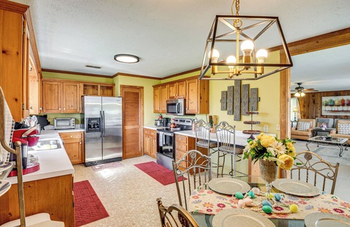Hollywood Apartment | 6 Mi to Scottsboro: Pet-Friendly Cabin Apt