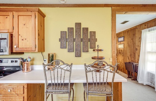 Hollywood Apartment | 6 Mi to Scottsboro: Pet-Friendly Cabin Apt