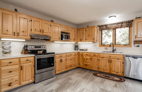 West Yellowstone Cabin | 6 miles from Park entrance -Moose