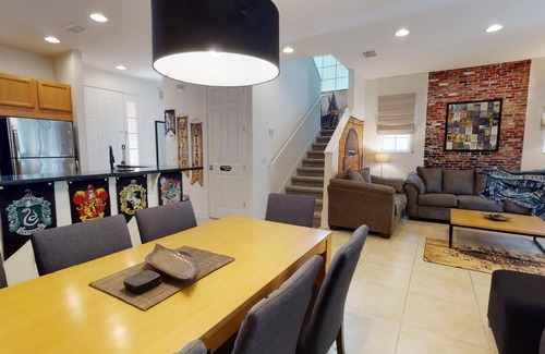 Kissimmee House | 6 Min Disney, 1 Min to Fun Spot, Hot tub, Heated Pool, Big T.Vs, WaterSlides!