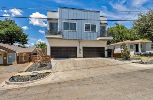 Dallas House | 6-min from AA Arena l Modern Home near Downtown