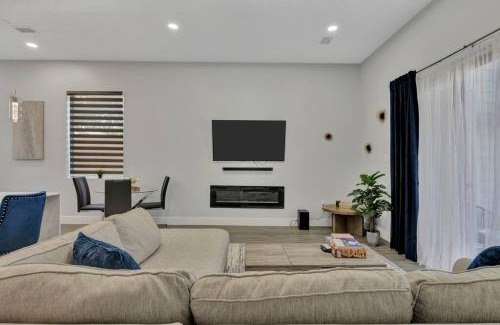 Dallas House | 6-min from AA Arena l Modern Home near Downtown