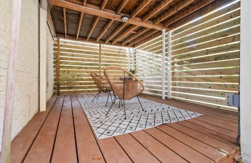 North Raleigh Apartment | 6 Min to North Hills - Private deck - In Unit Washer and Dryer