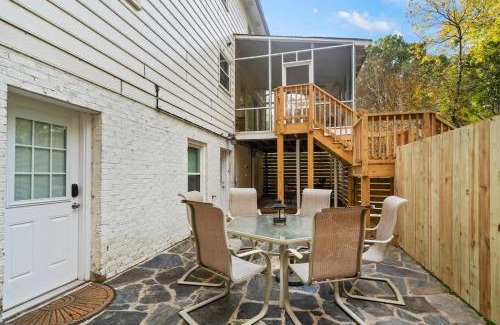 North Raleigh Apartment | 6 Min to North Hills - Private deck - In Unit Washer and Dryer