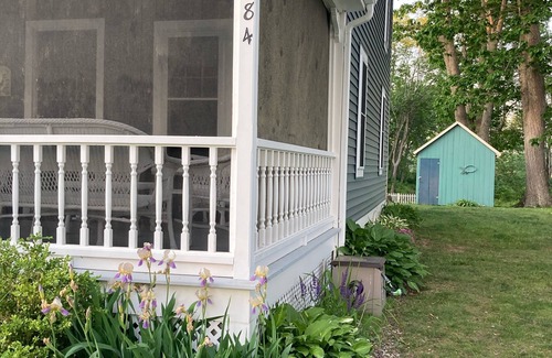 Wells Cottage | 6 minute walk to sandy Drakes Island beach!