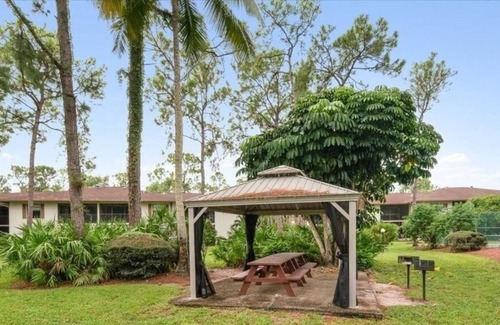 Kings Lake Apartment | 6 minutes from the beach 3 bedroom 2 bath walking distance to Publix&restaurants
