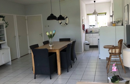 Nieuwvliet House | 6 person apartment. 100m from beach Nieuwvliet-Bad in Zeeland