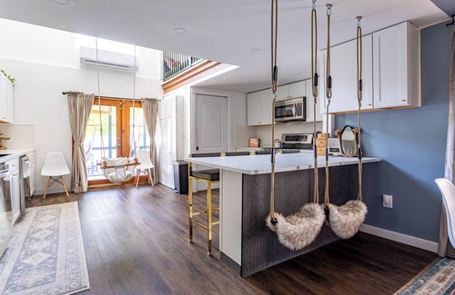 Coxsackie House | 6 person HOT TUB! New 1855 Riverfront Farmhouse with Pickleball & PS5!