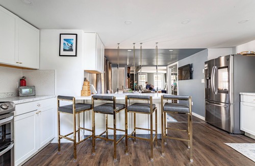 Coxsackie House | 6 person HOT TUB! New 1855 Riverfront Farmhouse with Pickleball & PS5!