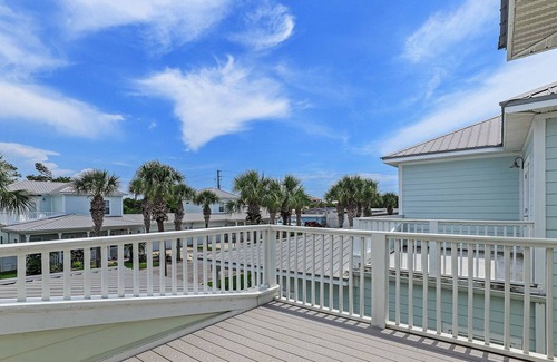 Miramar Beach House | 6-Seat Golf Cart Included ~ Community Pool ~ 1.5 Blocks to the Beach