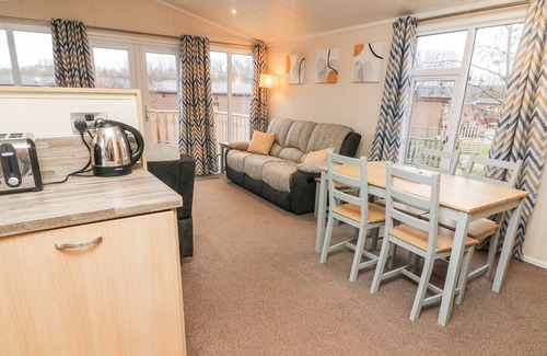 South Lakeland Leisure Village Cabin | 6 SHERWOOD, pet friendly, character holiday cottage in Tewitfield