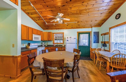 Bryson City Cabin | 6 Wolf Den -3 Bedroom