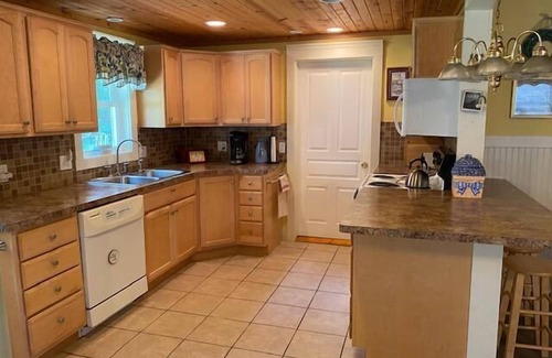 Lakeside Cottage | 601 Central in Lakeside