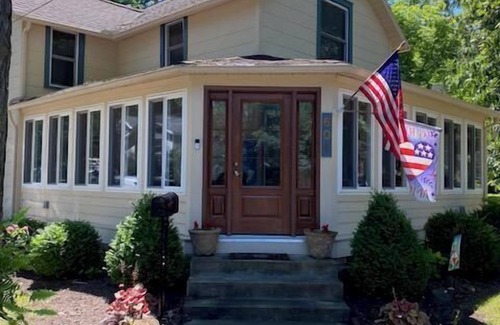 Lakeside Cottage | 601 Central in Lakeside
