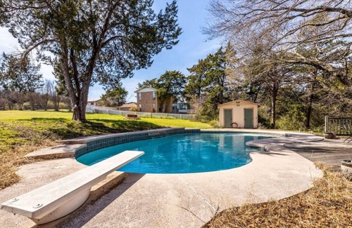 Cedar Hill House | 607 B North Duncanville · Comfortable Home With Large Backyard & Pool