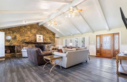 Cedar Hill House | 607 B North Duncanville · Comfortable Home With Large Backyard & Pool