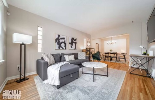 Southwest Edmonton House | 6B Chic Stylish Home - Mins to UofA - Sleeps 14 - WiFi