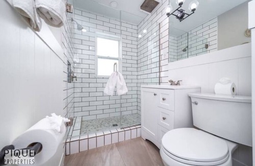 Southwest Edmonton House | 6B Chic Stylish Home - Mins to UofA - Sleeps 14 - WiFi
