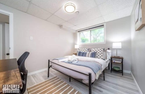 Southwest Edmonton House | 6B Chic Stylish Home - Mins to UofA - Sleeps 14 - WiFi