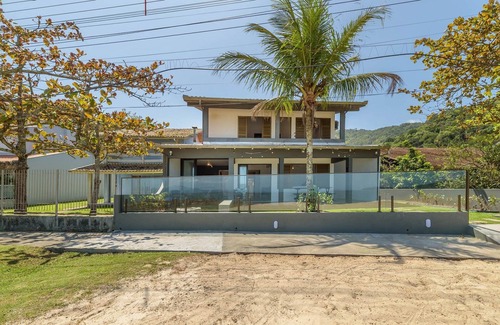 Zimbros Apartment | 6BR Beachfront Home in Bombinhas Abm0101