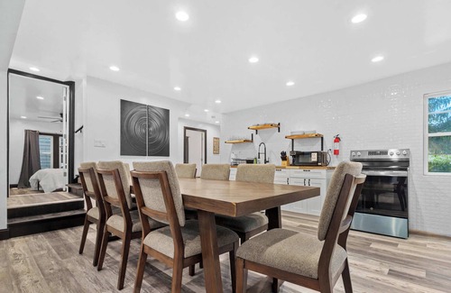 Niagara Falls House | 6BR Homes Perfect for Large Groups & Families Near Niagara Falls Attractions