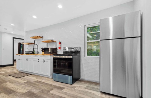 Niagara Falls House | 6BR Homes Perfect for Large Groups & Families Near Niagara Falls Attractions
