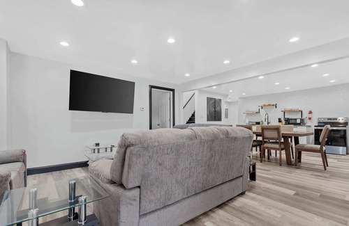 Niagara Falls House | 6BR Homes Perfect for Large Groups & Families Near Niagara Falls Attractions