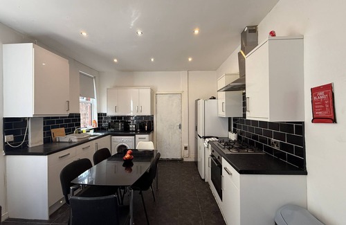 Liverpool House | 6BR L8|Ideal for Contractors and Groups|Wifi|Parking|20% Discount on Long Stays