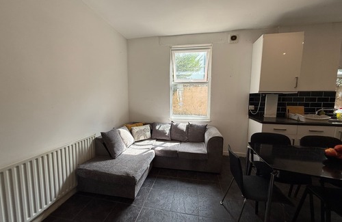 Liverpool House | 6BR L8|Ideal for Contractors and Groups|Wifi|Parking|20% Discount on Long Stays