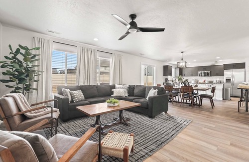 Nampa House | 6BR Retreat with Playground, Basketball & Sleeps 22
