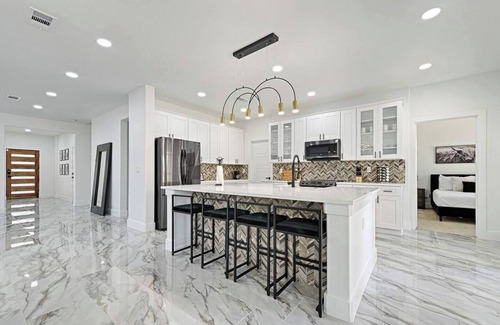 West Dallas House | 6BR Trinity Groves Urban Escape | Huge Backyard