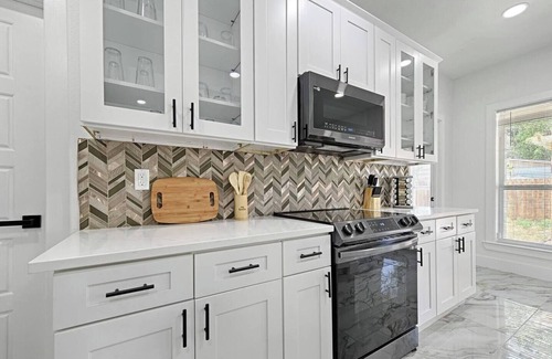 West Dallas House | 6BR Trinity Groves Urban Escape | Huge Backyard