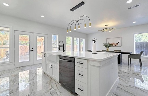 West Dallas House | 6BR Trinity Groves Urban Escape | Huge Backyard