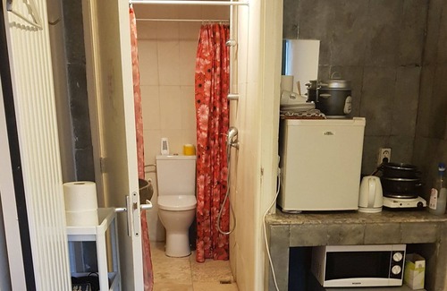Duivendrecht Apartment | 6m2 studio next to the metro van der Madeweg and bus stop