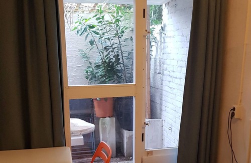 Duivendrecht Apartment | 6m2 studio next to the metro van der Madeweg and bus stop