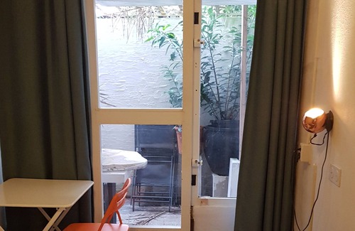Duivendrecht Apartment | 6m2 studio next to the metro van der Madeweg and bus stop