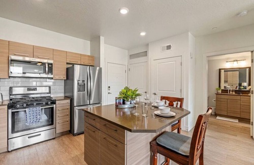 Downtown Salt Lake City Apartment | 6th floor Luxury Apt.- King Bed Pool Prkng Gym NEW