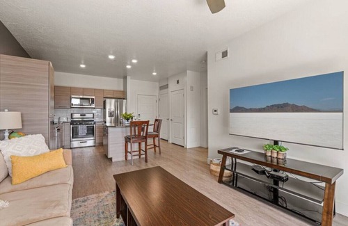 Downtown Salt Lake City Apartment | 6th floor Luxury Apt.- King Bed Pool Prkng Gym NEW