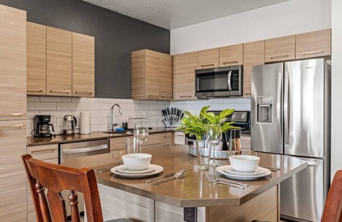Downtown Salt Lake City Apartment | 6th floor Luxury Apt.- King Bed Pool Prkng Gym NEW