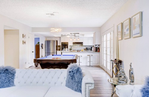 Paradise Villa | 6x3 LUX VILLA w/Heated Pool+Spa + Outdoor Kitchen + Outdoor Bar + Pond+