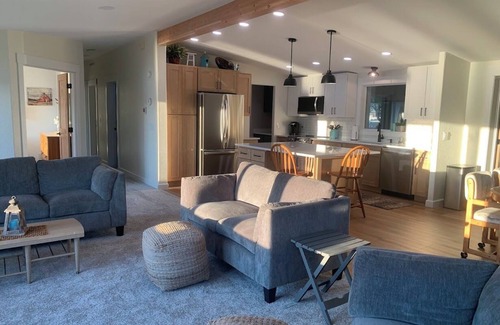 Davenport House | 7 Bays home on Lake Roosevelt with great views and easy beach access.