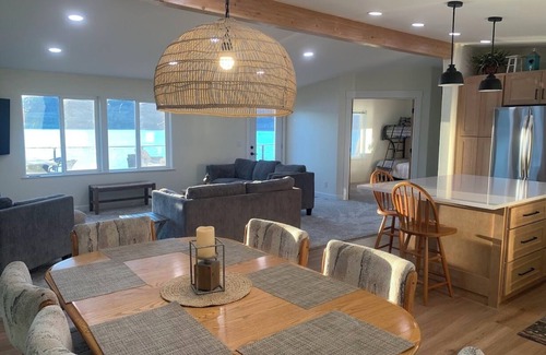 Davenport House | 7 Bays home on Lake Roosevelt with great views and easy beach access.